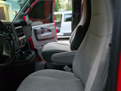 Used 2017 Chevrolet Express 2500 Van 3D image 6