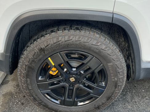 Used 2023 Rivian R1S Adventure image 20