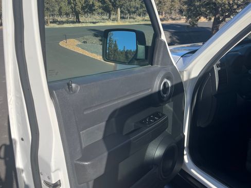 Used 2007 Dodge Nitro SXT image 13