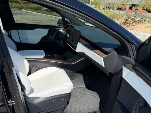 Used 2022 Tesla Model X image 14