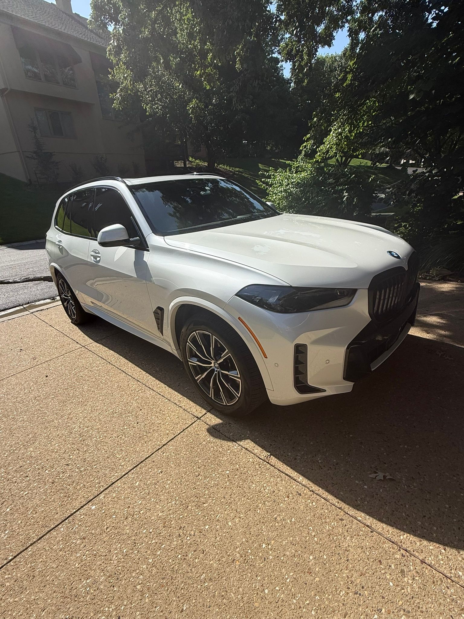Used 2025 BMW X5 xDrive50e w/ M Sport Package AWD/4WD image 4