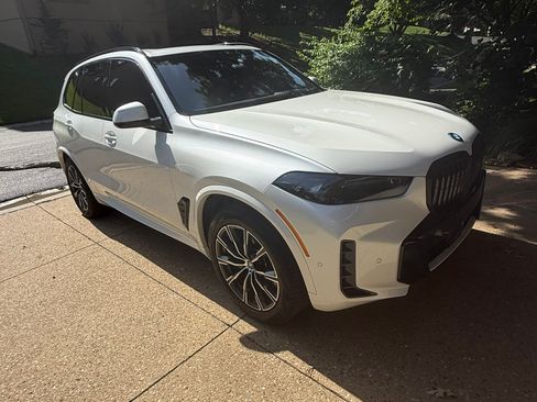 Used 2025 BMW X5 xDrive50e w/ M Sport Package AWD/4WD image 4