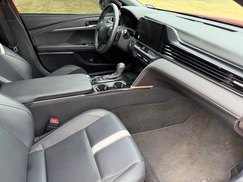 Used 2025 Toyota Camry SE FWD image 13