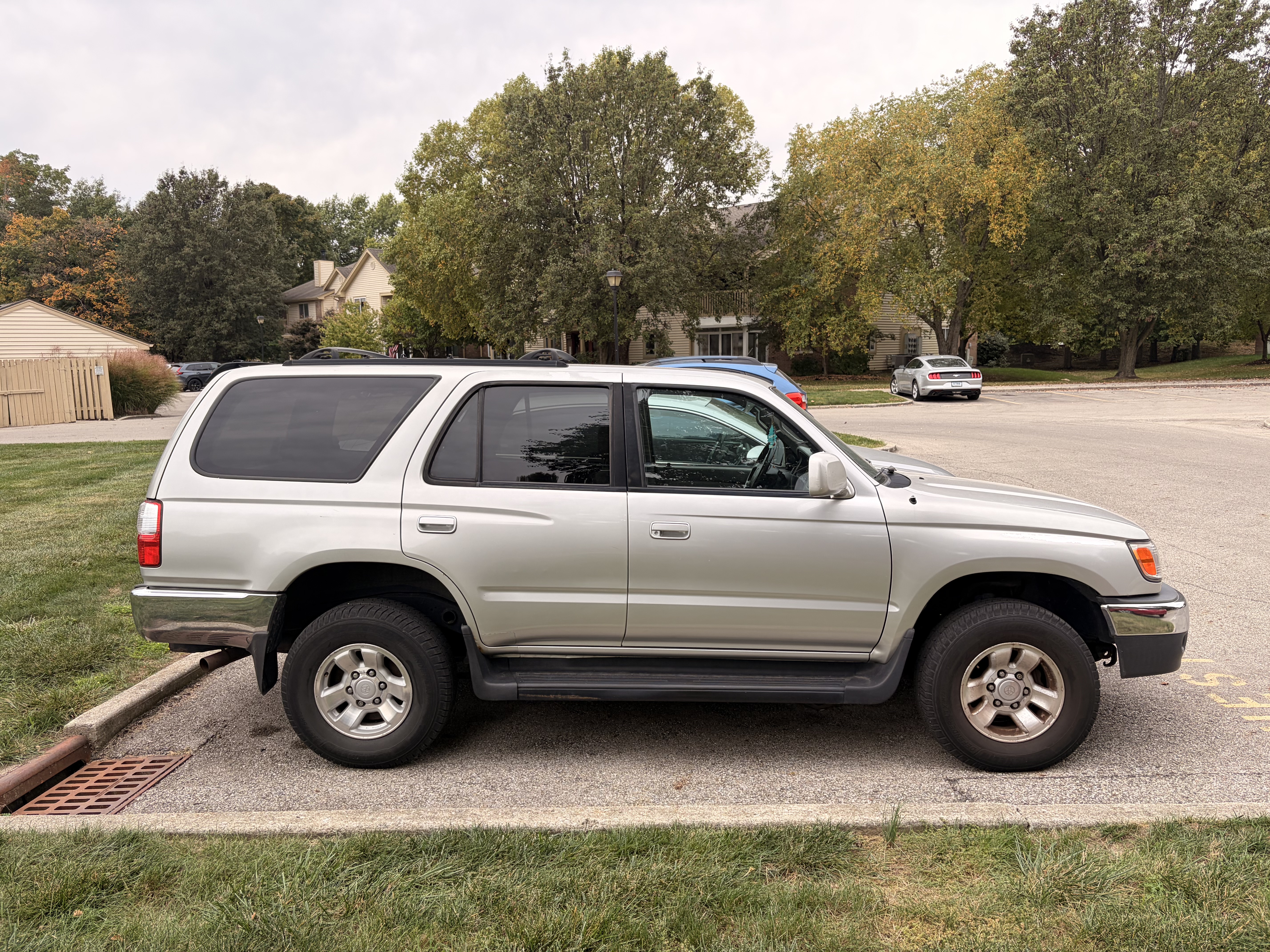 Used 2001 Toyota 4Runner SR5 AWD/4WD image 2