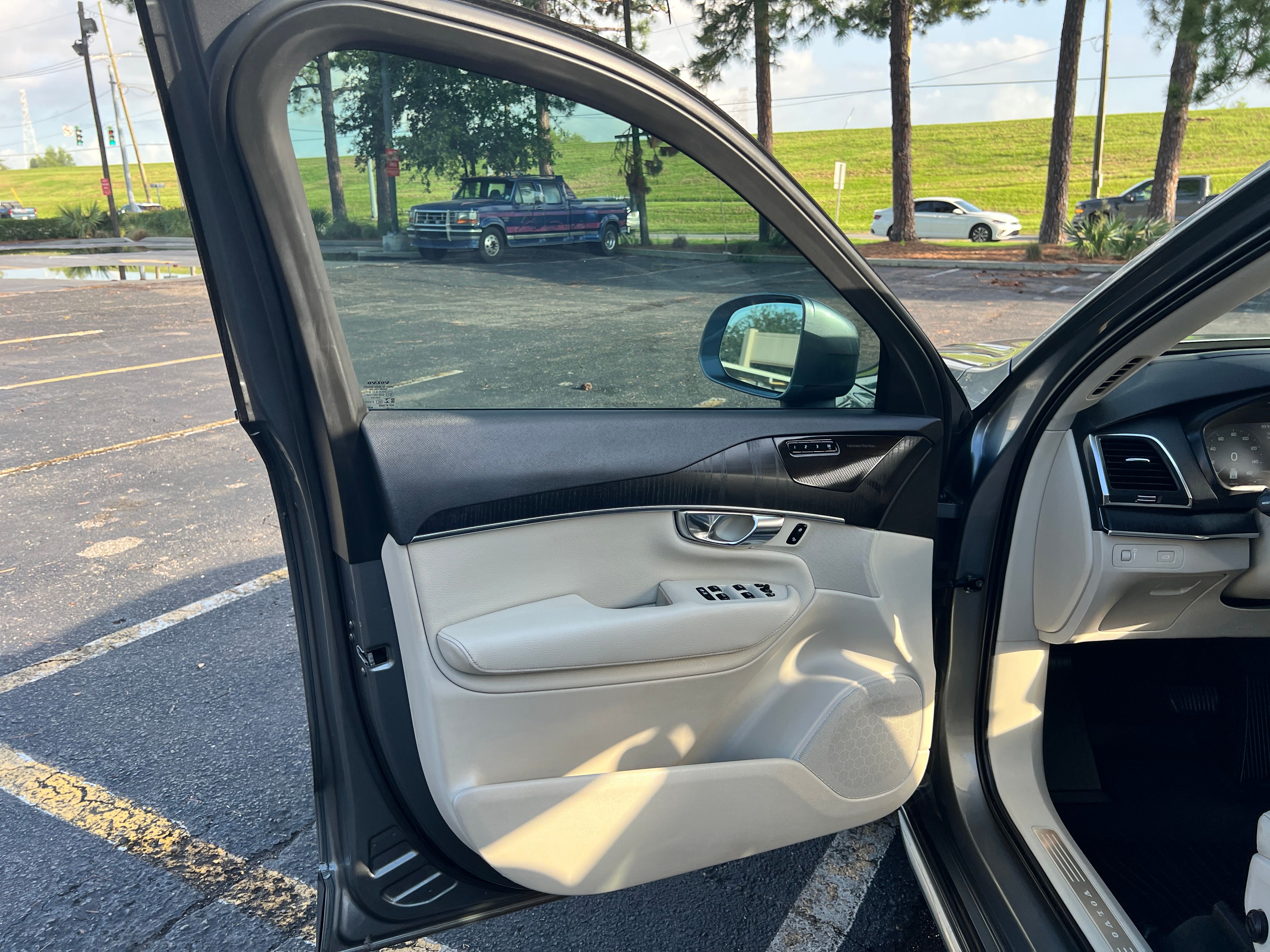 Used 2020 Volvo XC90 T5 Momentum w/ Protection Package Premier FWD image 17