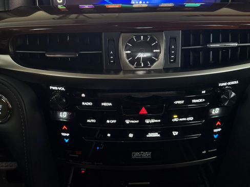 Used 2018 Lexus LX 570 4WD w/ Luxury Package image 11