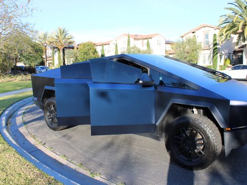 Used 2024 Tesla Cybertruck AWD Crew Cab image 12