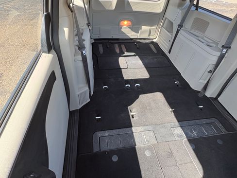 Used 2019 Dodge Grand Caravan SE w/ UConnect Hands-Free Group FWD image 32