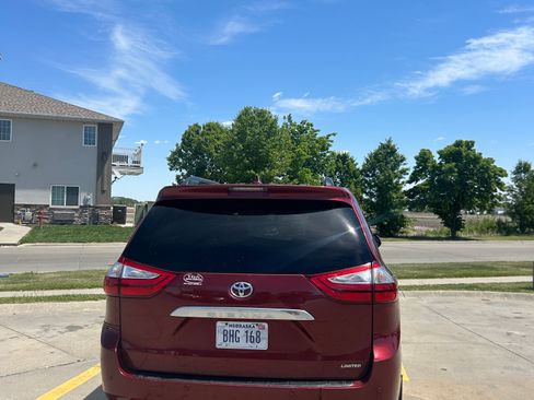 Used 2016 Toyota Sienna Limited FWD image 2