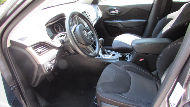 Used 2015 Jeep Cherokee Latitude FWD image 12