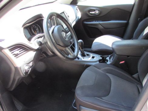 Used 2015 Jeep Cherokee Latitude FWD image 12