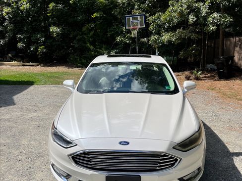 Used 2017 Ford Fusion SE w/ Fusion SE Technology Package image 2