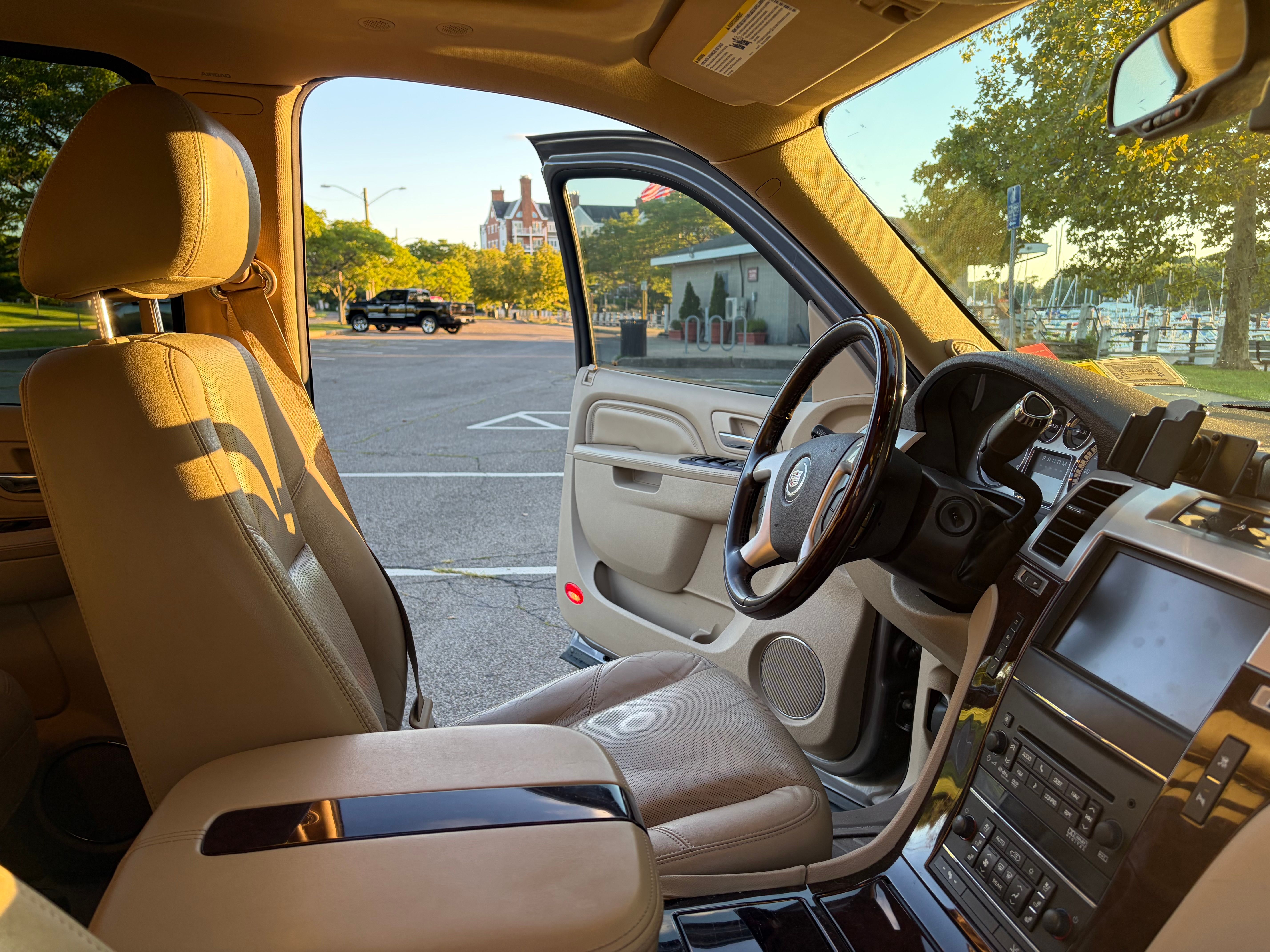 Used 2011 Cadillac Escalade ESV Premium AWD/4WD image 5