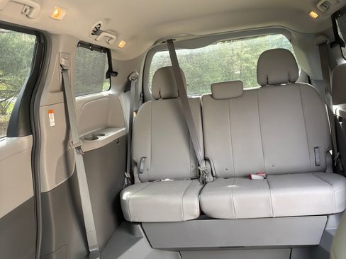 Used 2018 Toyota Sienna XLE FWD image 9