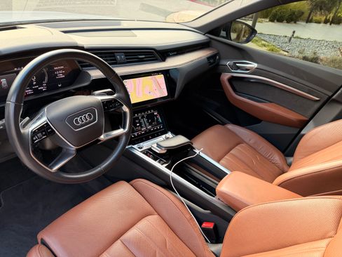 Used 2021 Audi e-tron Prestige w/ Prestige Package image 11
