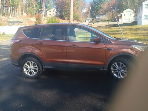 Used 2017 Ford Escape SE image 4