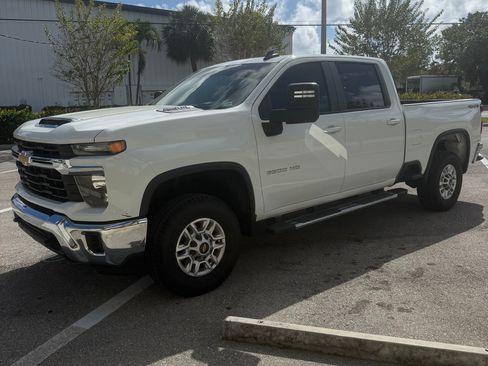 Used 2024 Chevrolet Silverado 2500 LT image 9