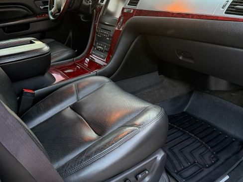Used 2014 Cadillac Escalade ESV Luxury AWD/4WD image 22