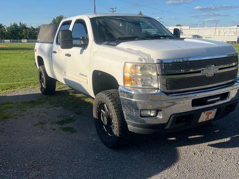 Used 2011 Chevrolet Silverado 2500 LT w/ Interior Plus Package AWD/4WD image 4