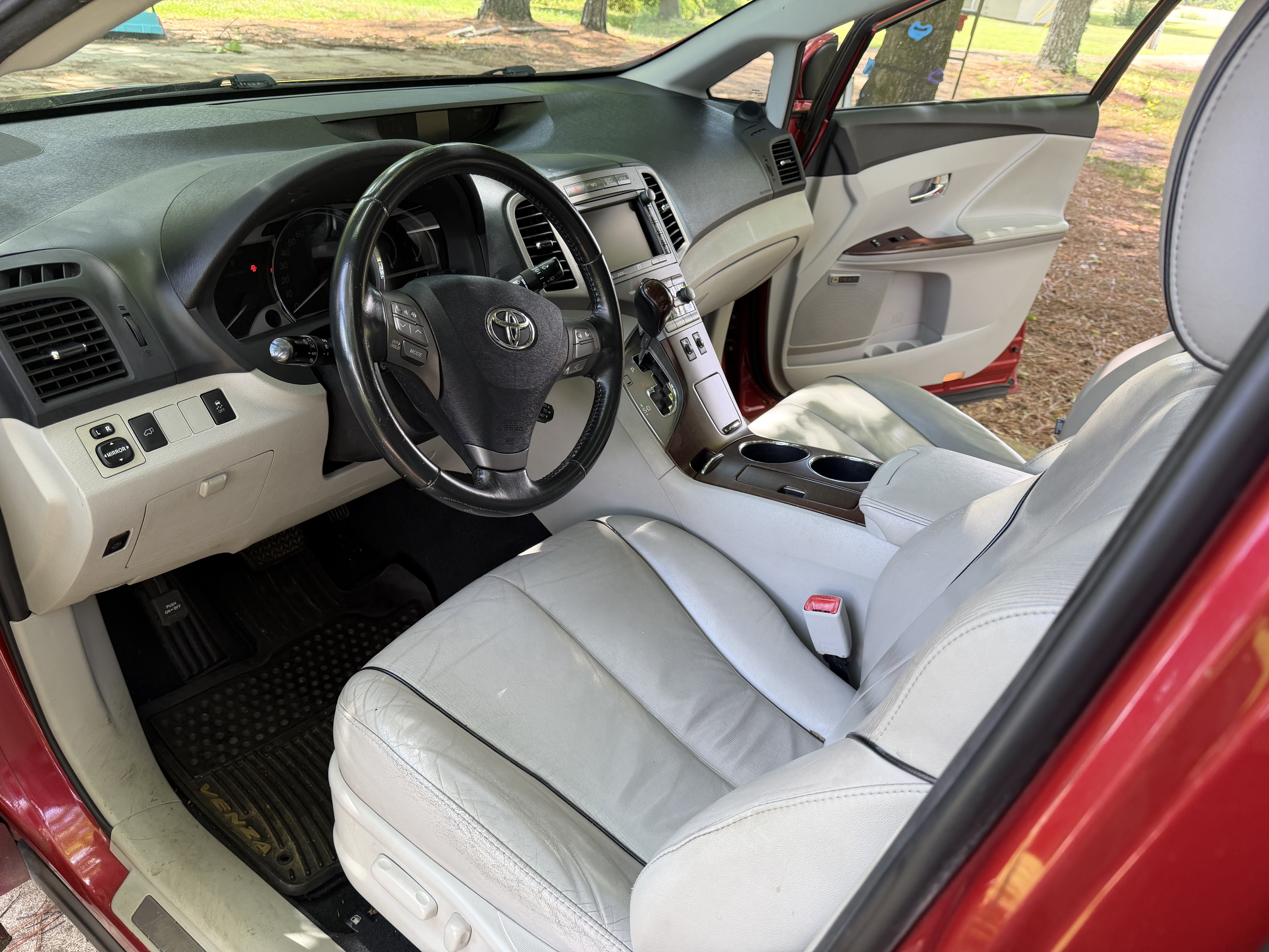 Used 2010 Toyota Venza FWD image 16