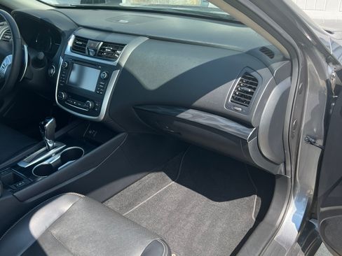 Used 2017 Nissan Altima 3.5 SL w/ 3.5 Technology Package FWD image 18