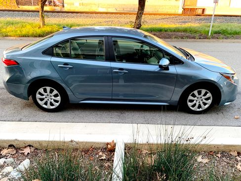 Used 2020 Toyota Corolla LE image 5