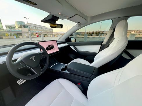 Used 2022 Tesla Model Y Performance image 13