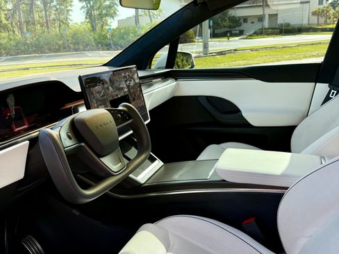 Used 2022 Tesla Model X Plaid image 18
