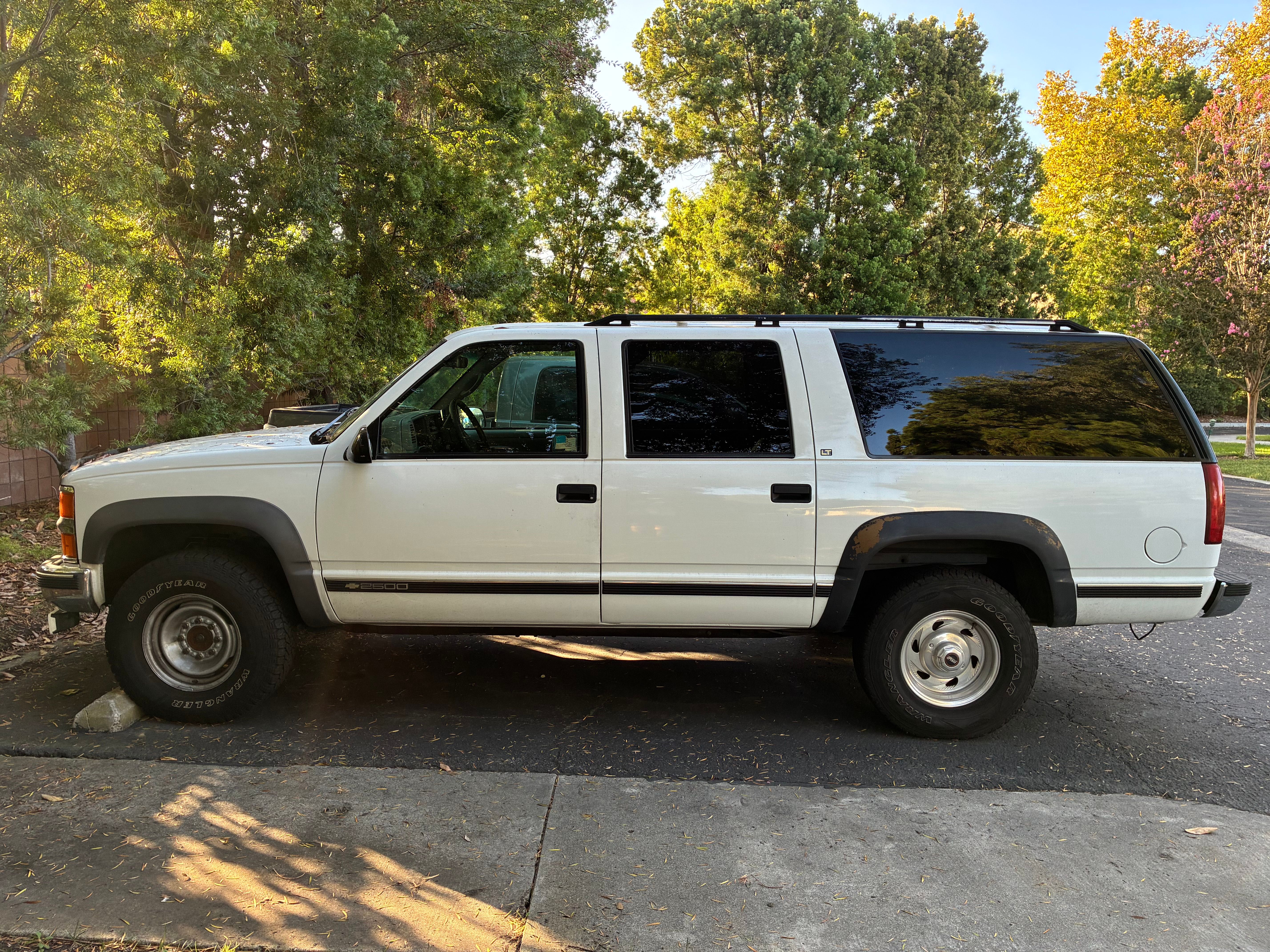 Used 1995 Chevrolet Suburban 2500 AWD/4WD image 1