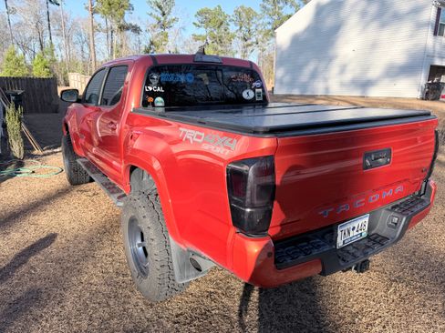 Used 2017 Toyota Tacoma TRD Sport w/ Premium & Technology Package image 9