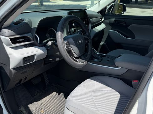 Used 2022 Toyota Highlander LE image 5