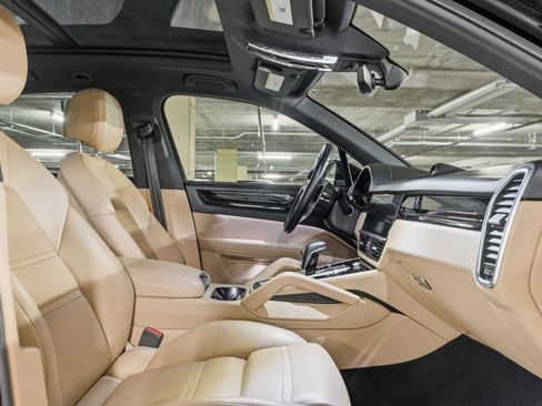 Used 2019 Porsche Cayenne Sport Utility 4D image 18