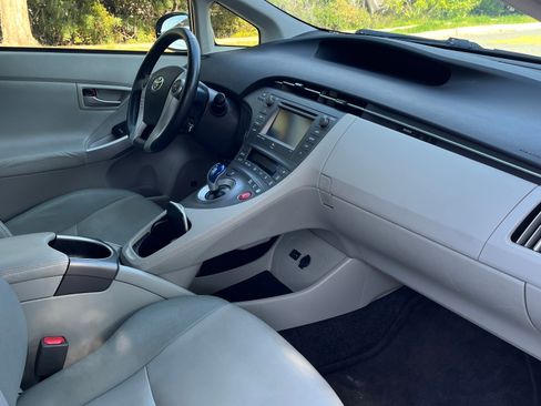 Used 2015 Toyota Prius Five image 9