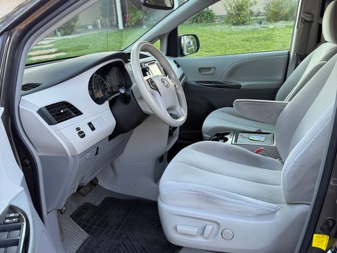 Used 2013 Toyota Sienna LE w/ Preferred Accessory Pkg FWD image 13