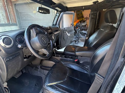 Used 2014 Jeep Wrangler Unlimited Rubicon w/ Max Tow Package AWD/4WD image 11
