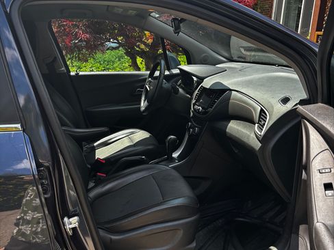 Used 2018 Chevrolet Trax LT w/ LT Convenience Package image 11