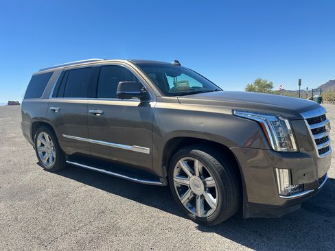 Used 2016 Cadillac Escalade Luxury image 2