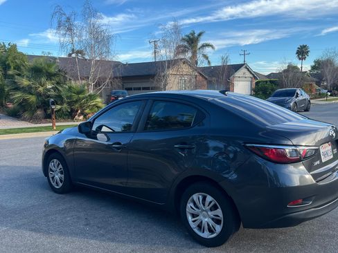 Used 2019 Toyota Yaris L image 1