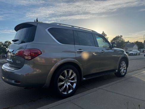 Used 2013 INFINITI QX56 4WD w/ Deluxe Touring Pkg image 2