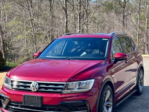 Used 2018 Volkswagen Tiguan SEL w/ R-Line Package image 11