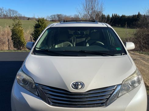 Used 2011 Toyota Sienna Limited image 4