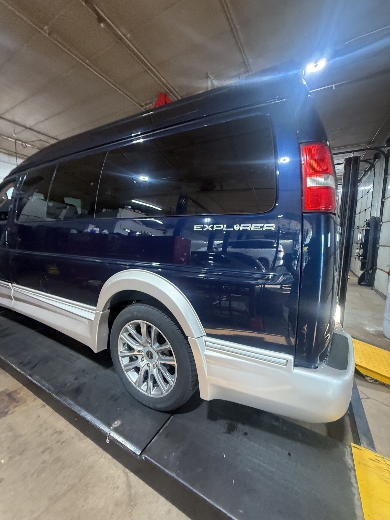 Used 2019 GMC Savana 2500 w/ Enhanced Convenience Package RWD image 5