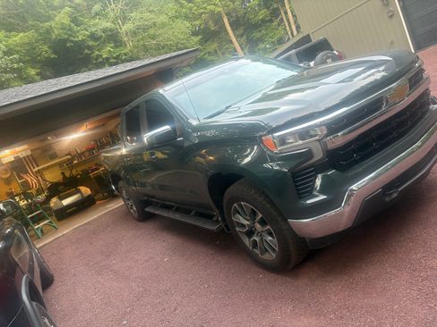 Used 2025 Chevrolet Silverado 1500 LT AWD/4WD image 4