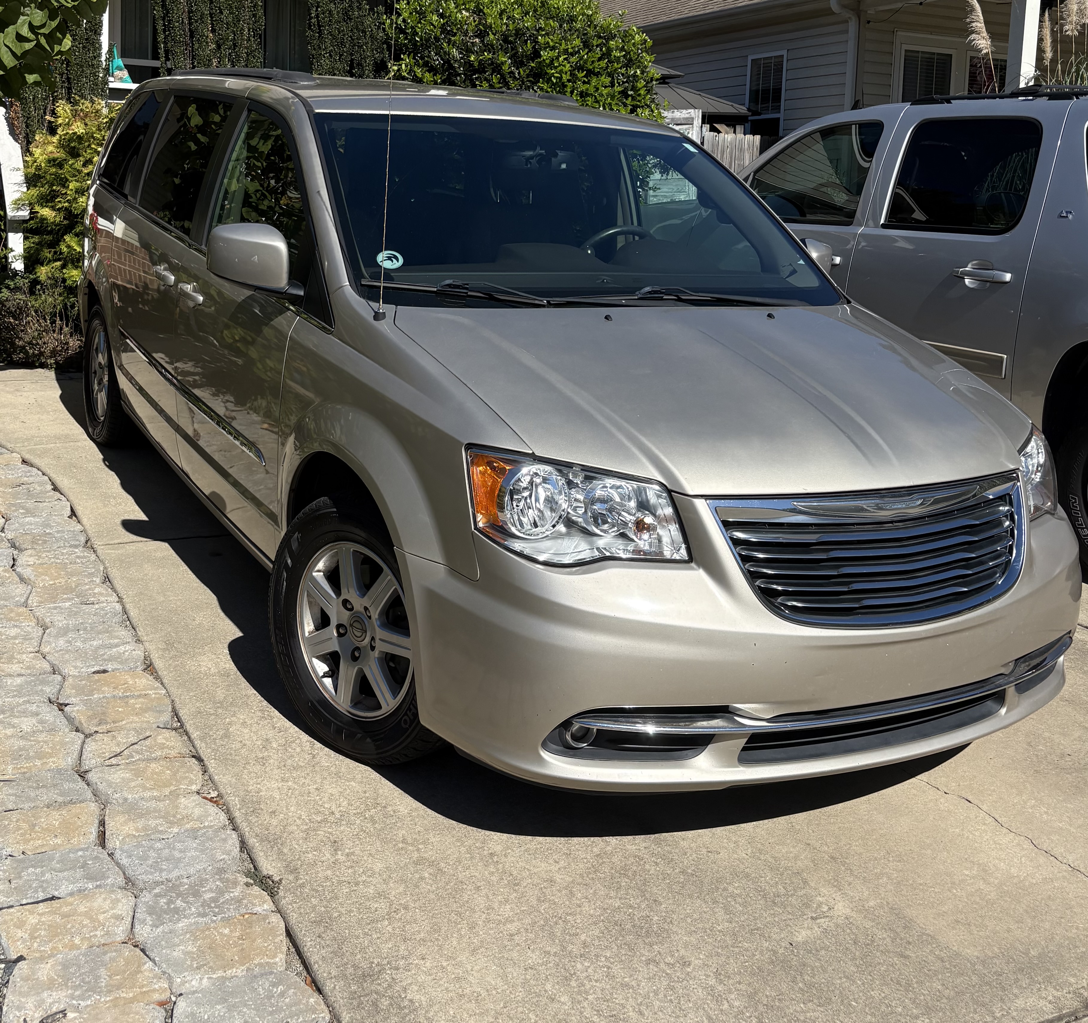 Used 2012 Chrysler Town & Country Touring w/ Entertainment Group #1 FWD image 12