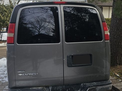 Used 2011 Chevrolet Express 1500 LT w/ LT Preferred Equipment Group image 2