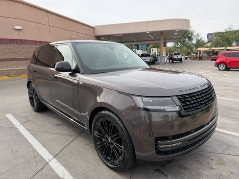 Used 2024 Land Rover Range Rover Long Wheelbase SE image 1