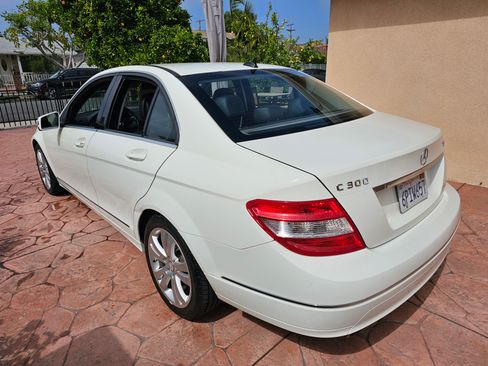 Used 2010 Mercedes-Benz C 300 4MATIC Sedan image 4