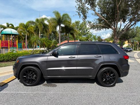 Used 2018 Jeep Grand Cherokee Altitude RWD image 5