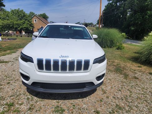 Used 2019 Jeep Cherokee Latitude Plus w/ Cold Weather Group AWD/4WD image 13