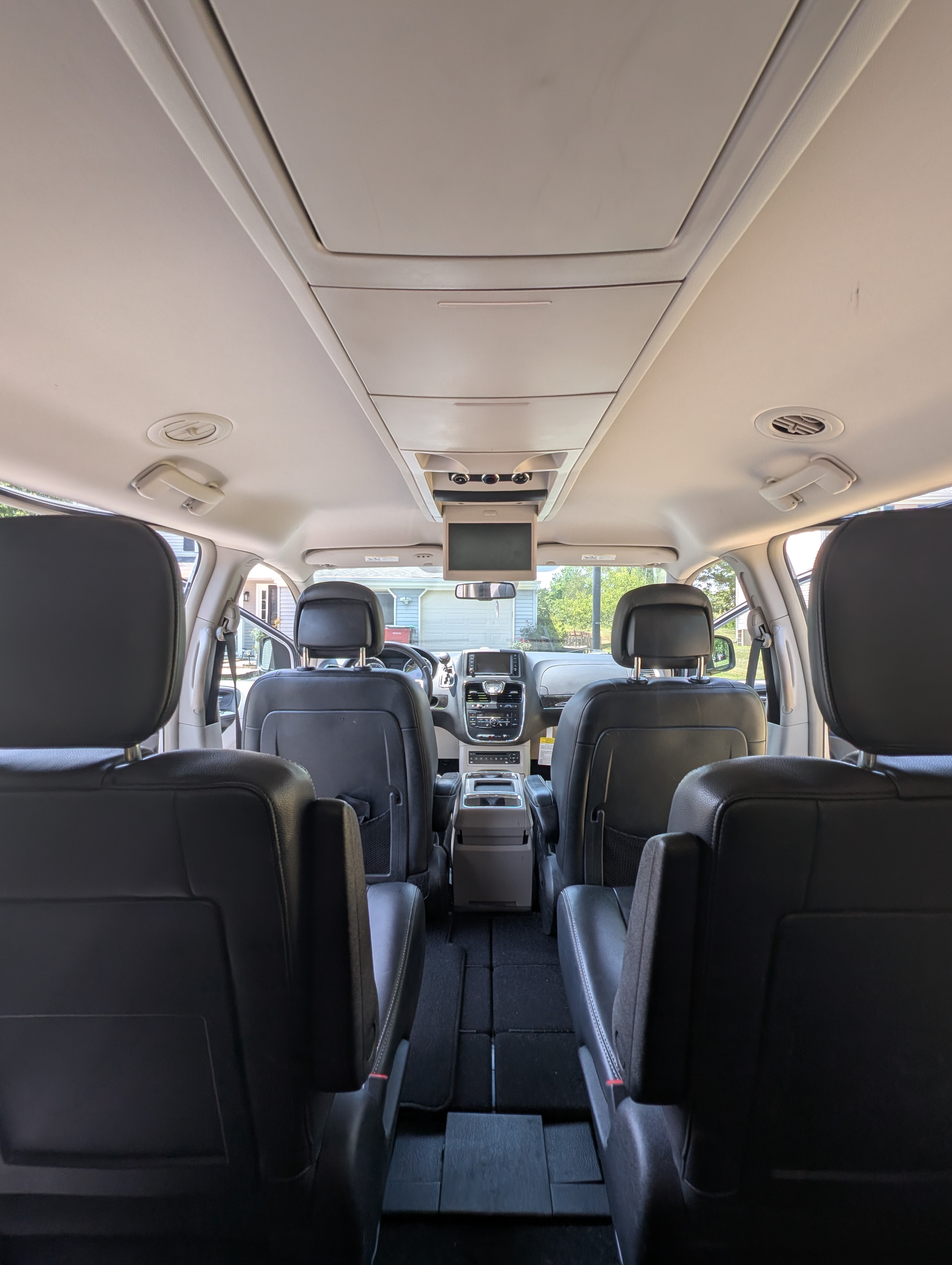 Used 2011 Chrysler Town & Country Touring-L w/ Entertainment Group #2 FWD image 16